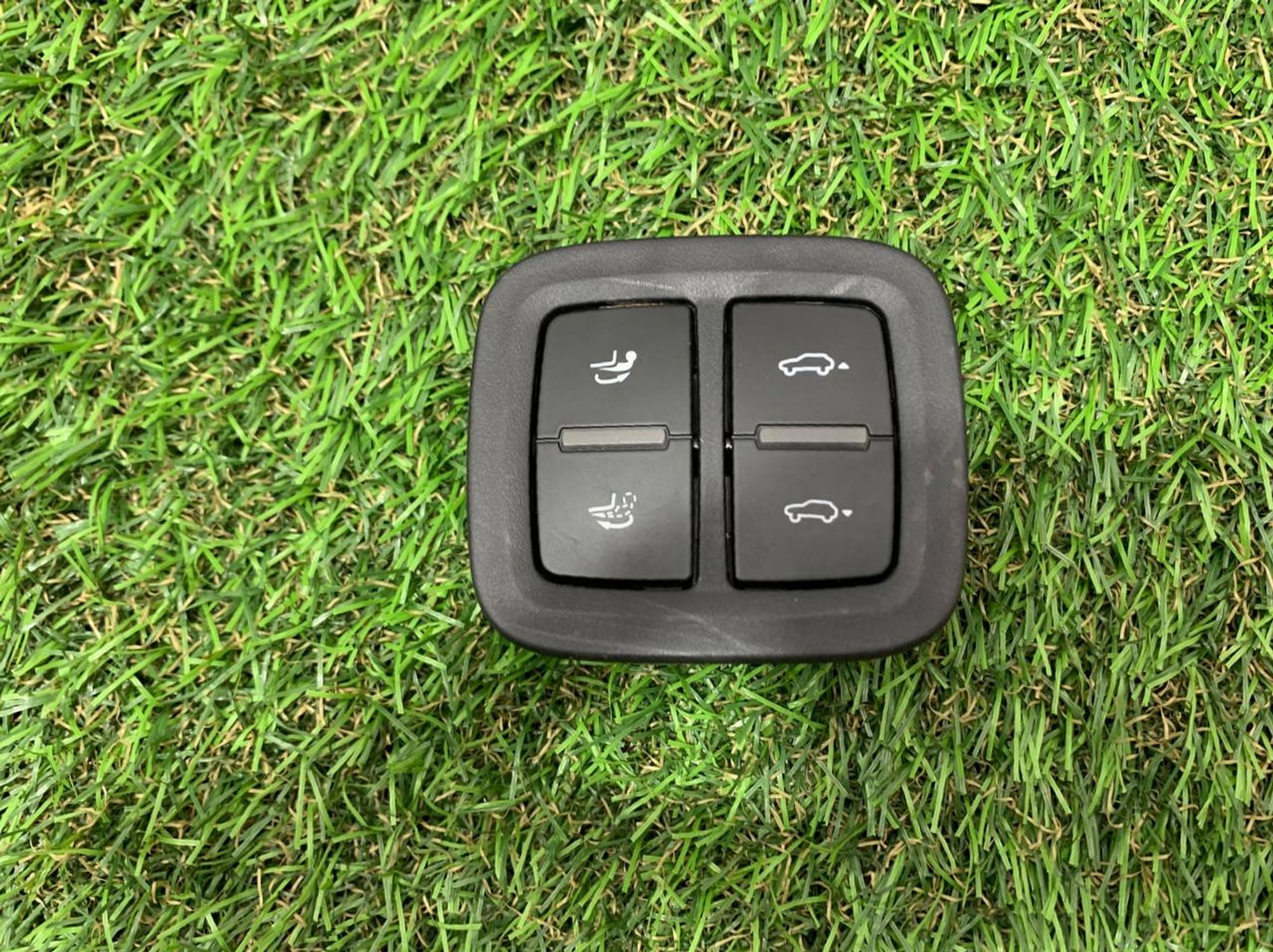 https://ycs.partsauto.market/partsauto-images/thmbs/userImages/h353NjtZg3VDP19b5HMt7LlpbQ93/part/f0fe2258-d872-49a4-83df-7841285dc871_1716306747725.jpg