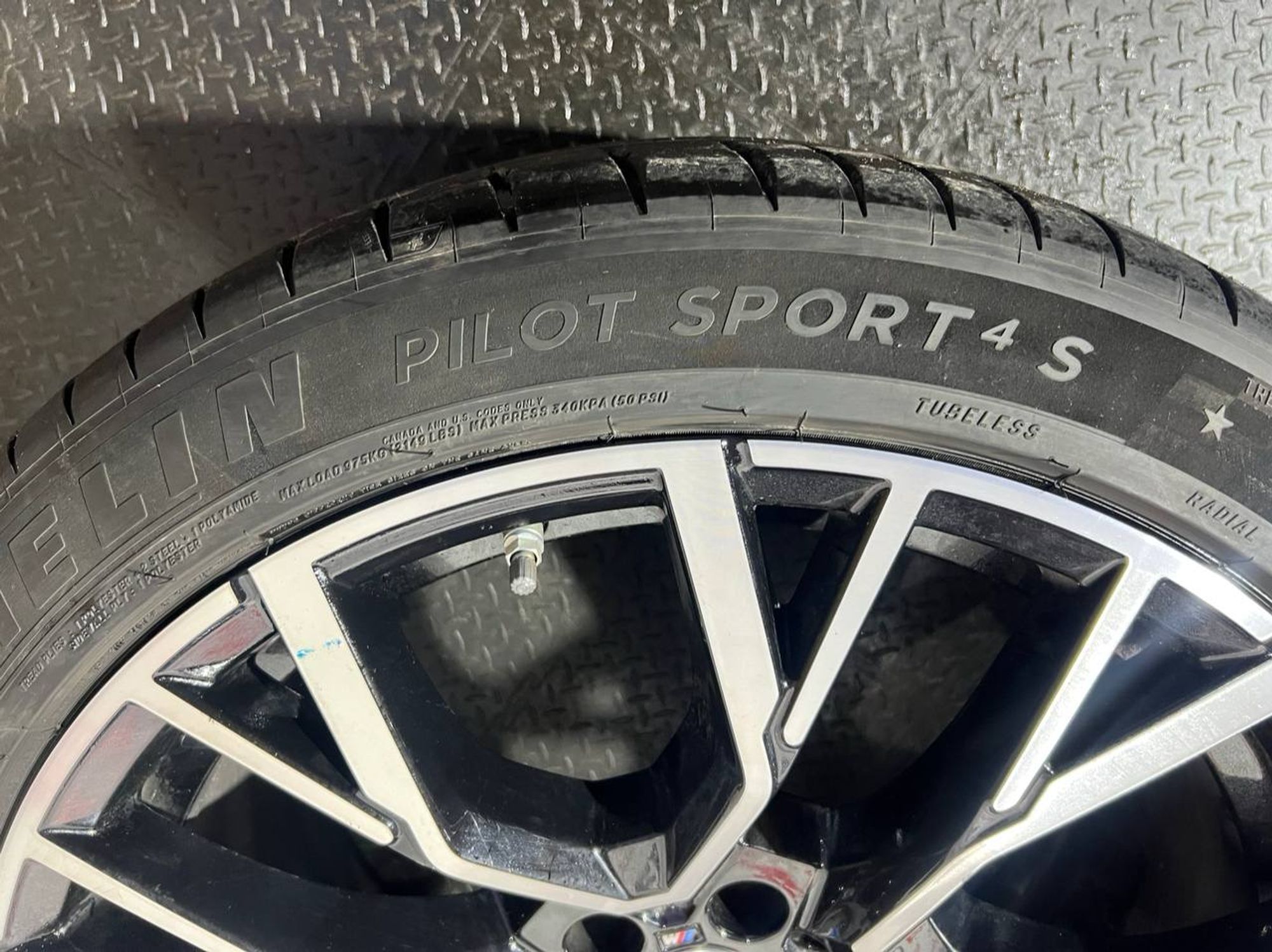 https://ycs.partsauto.market/partsauto-images/thmbs/userImages/h353NjtZg3VDP19b5HMt7LlpbQ93/part/f400d8a1-a70b-44fc-b18a-ad2e6d85d039_1733318670201.jpg