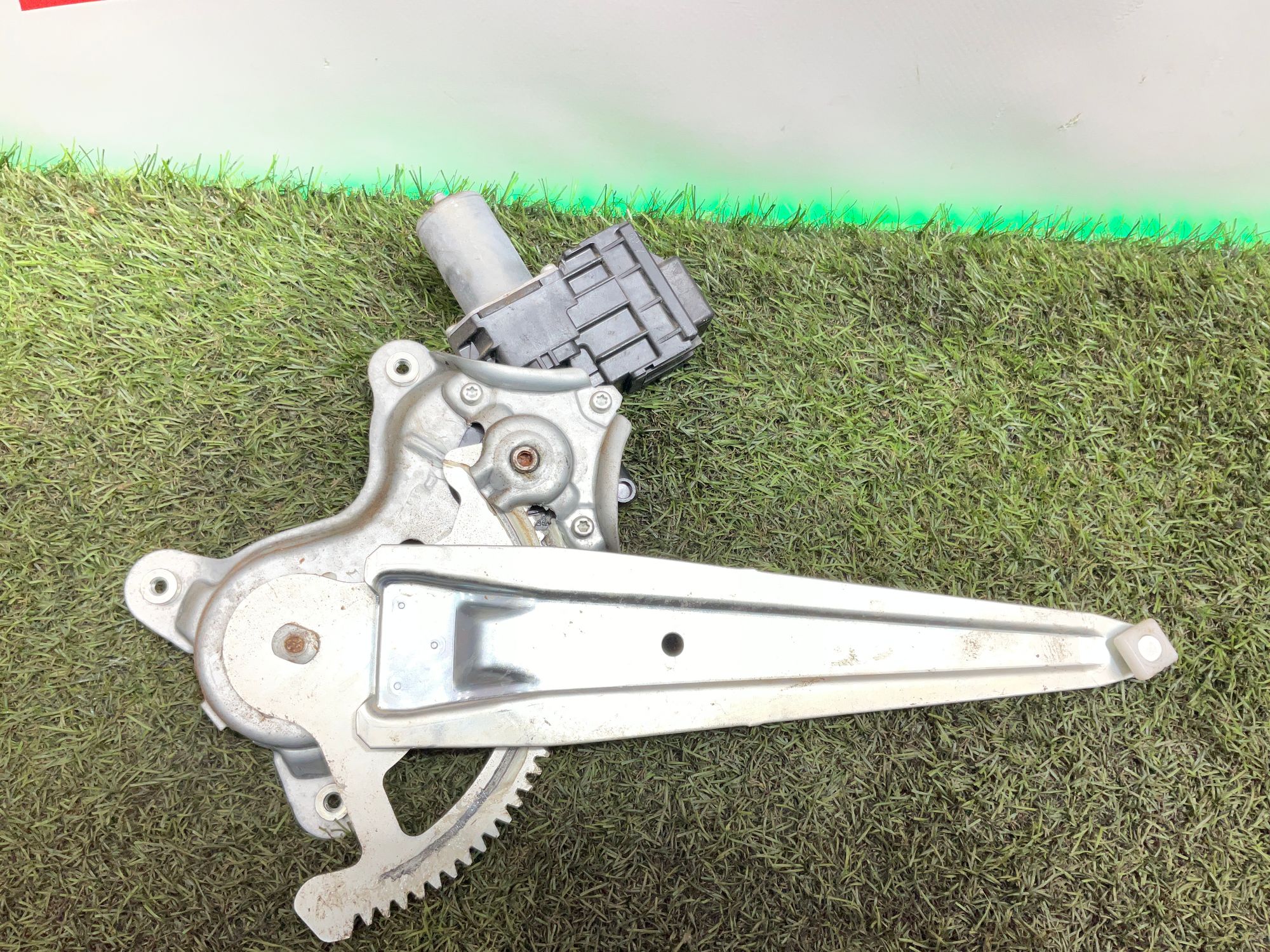 Стеклоподъемник задней левой двери Toyota Land Cruiser 200 рестайлинг 2 (2015—2023) 2017, 4000 рублей, Москва