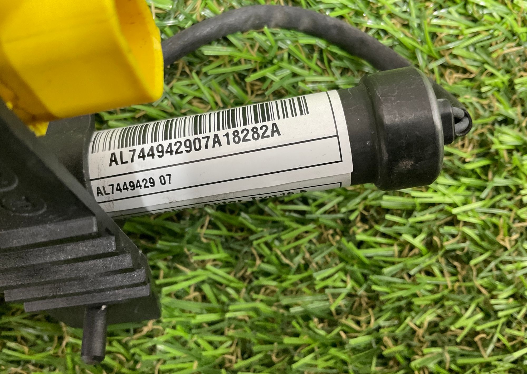 https://ycs.partsauto.market/partsauto-images/thmbs/userImages/h353NjtZg3VDP19b5HMt7LlpbQ93/part/f503e096-d5f1-44b4-89fd-0b37b95ebd2a_1746705078046.jpg