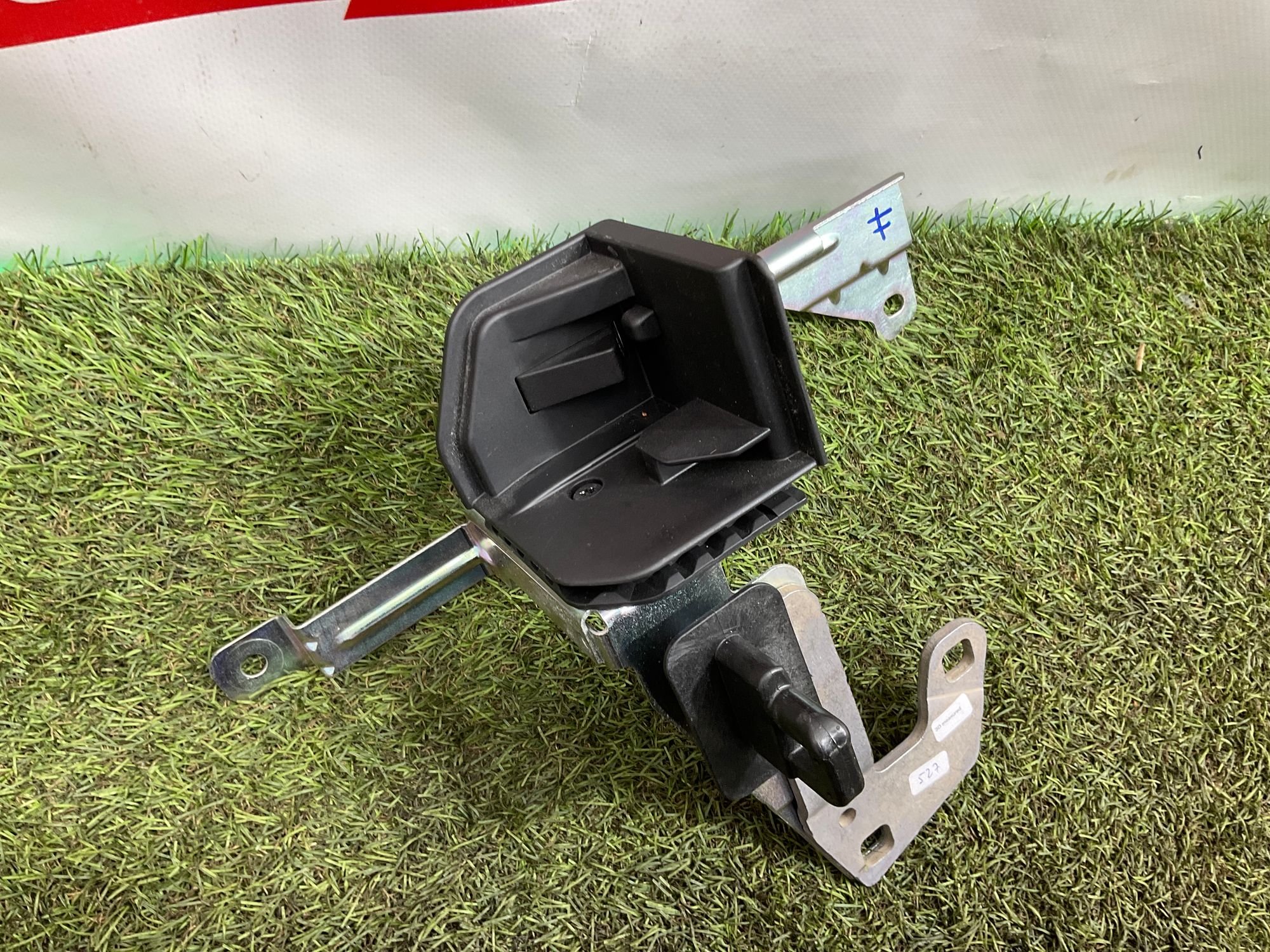 Держатель шторки разд. сетки багаж. отдел. BMW G21, 2000 рублей, Москва