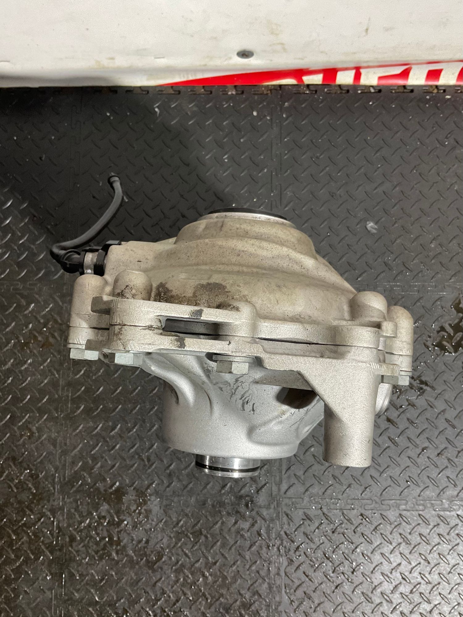 https://ycs.partsauto.market/partsauto-images/thmbs/userImages/h353NjtZg3VDP19b5HMt7LlpbQ93/part/f87b67cd-7789-495a-bb82-e8b57414dd55_1733756715046.jpg