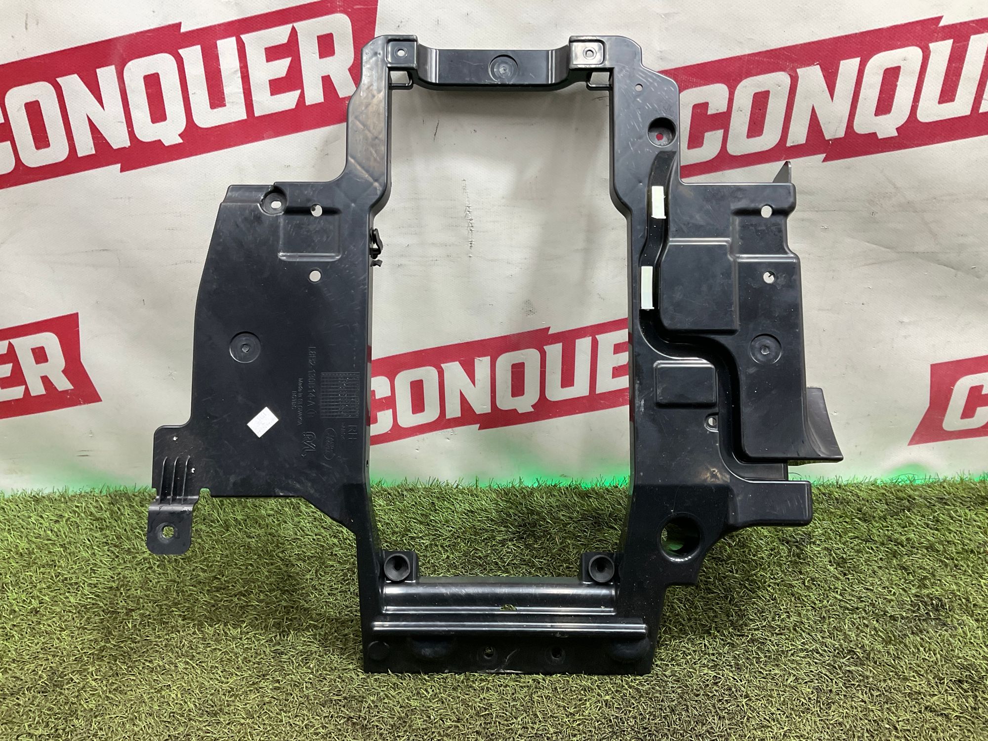 Кронштейн напольного покрытия передний правый Land Rover Defender II L663 2022, 2500 рублей, Москва