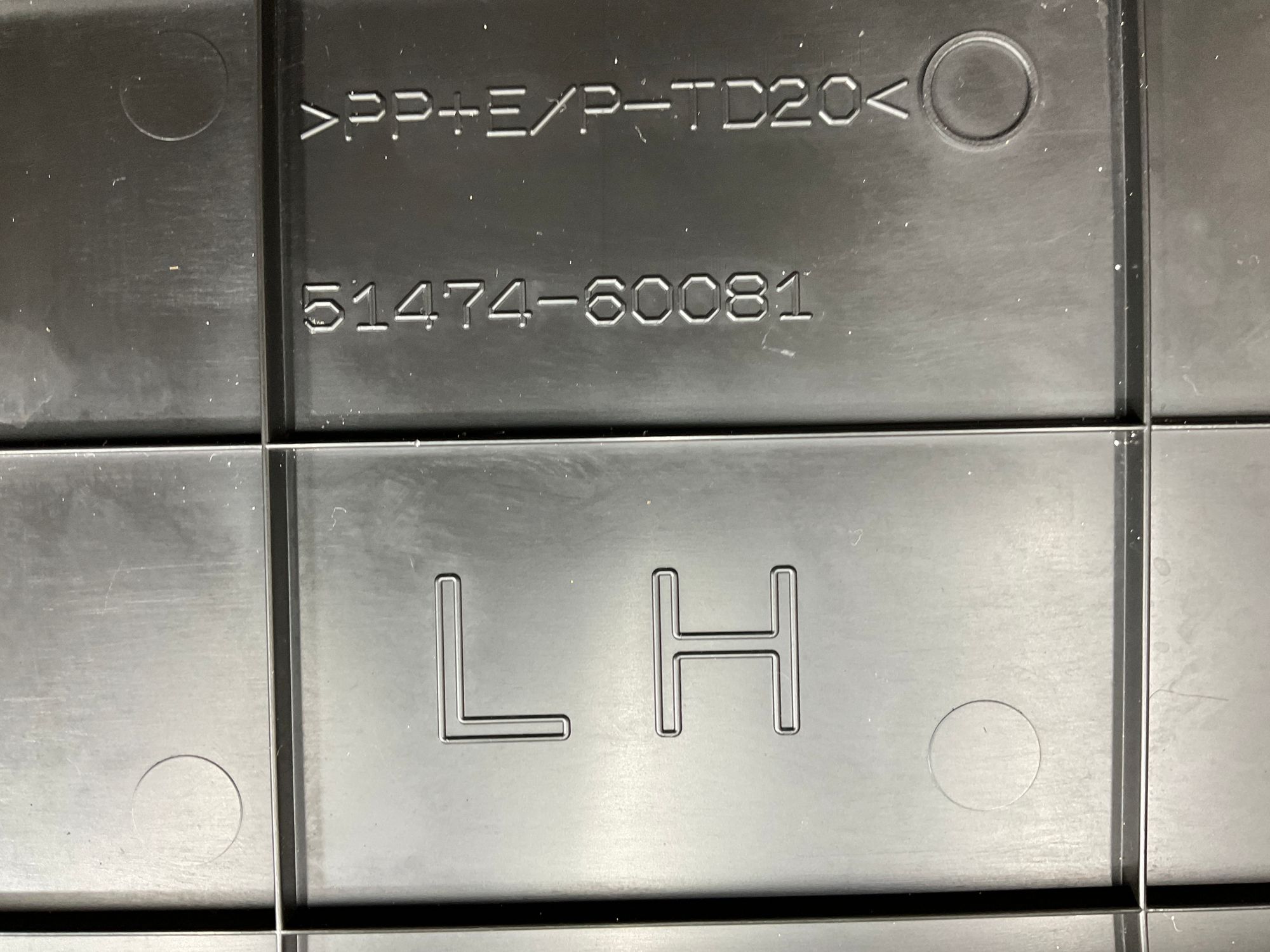 Крышка моторного отсека левая Toyota Land Cruiser 300 (2021—2023) 2022, 5000 рублей, Москва